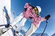 portrait de deux jeunes filles skiant