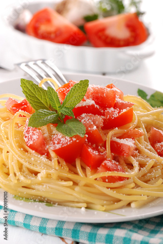 Photo: spaghetti con pomodori a pezzi tre spaghetti con pomodori a pezzi tre