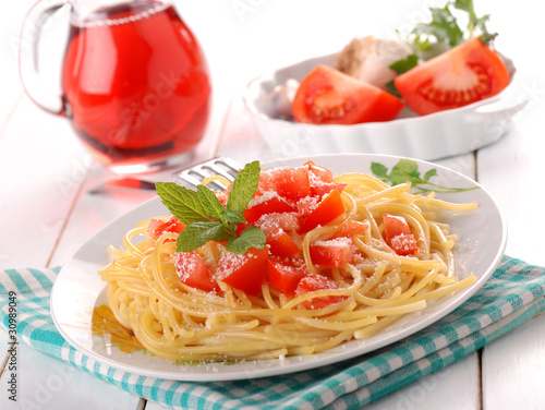Foto: spaghetti con pomodori a pezzi due spaghetti con pomodori a pezzi due