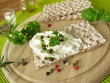 Ziegenfrischkäse auf Knäckebrot