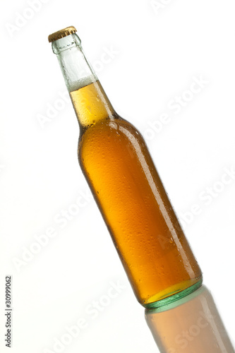 Foto: Flasche mit Spiegelung Flasche mit Spiegelung