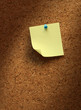 Photo : Yellow note paper on cork Yellow note paper on cork
