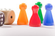 Vier Spielfiguren und zwei Würfel