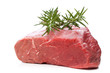Roher Rindbraten mit Rosmarin auf weißem Hintergrund