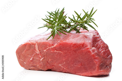 Photo: Roher Rindbraten mit Rosmarin auf weißem Hintergrund Roher Rindbraten mit Rosmarin auf weißem Hintergrund