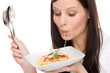 Foto: Italian food - portrait woman eat spaghetti sauce Italian food - portrait woman eat spaghetti sauce