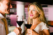 Mann und Frau flirten in Hotelbar