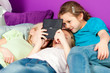 Kinder spielen mit Spielkonsole