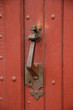 heurtoir sur une porte ancienne
