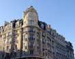 Immeuble blanc avec fresque murale.