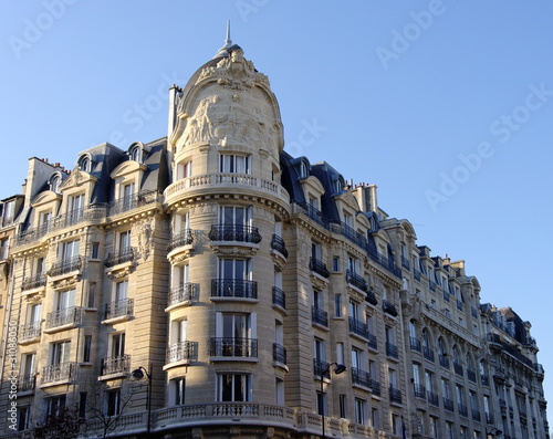 Foto: Immeuble blanc avec fresque murale. Immeuble blanc avec fresque murale.