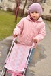 bébé jouant avec poussette bébé jouant avec poussette