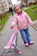 bébé jouant avec poussette bébé jouant avec poussette