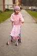 bébé jouant avec poussette bébé jouant avec poussette