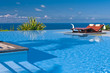 piscine bleu outremer pour duo amoureux sur lit double