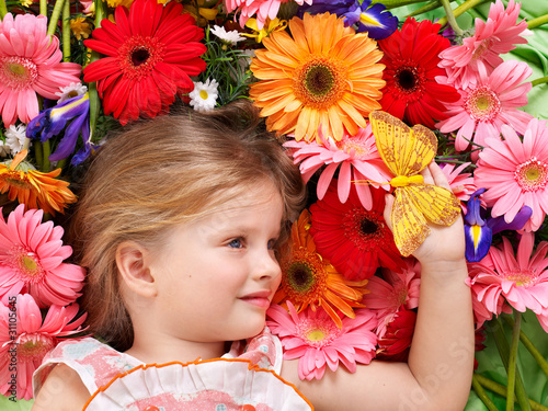 Foto: Cute child lying on the flower. Cute child lying on the flower.