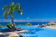 Image : paysage tropical bleu outremer : piscine, oc�an et ciel