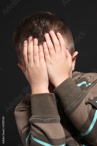 Photo: bambino si copre il volto con le mani bambino si copre il volto con le mani