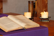 Bibel auf Altar in evangelischer Kirche Bibel auf Altar in evangelischer Kirche