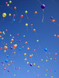 Foto: Lâcher de ballons dans un ciel bleu azur Lâcher de ballons dans un ciel bleu azur