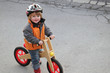 Foto: Kleiner Junge mit Helm auf dem Laufrad Kleiner Junge mit Helm auf dem Laufrad
