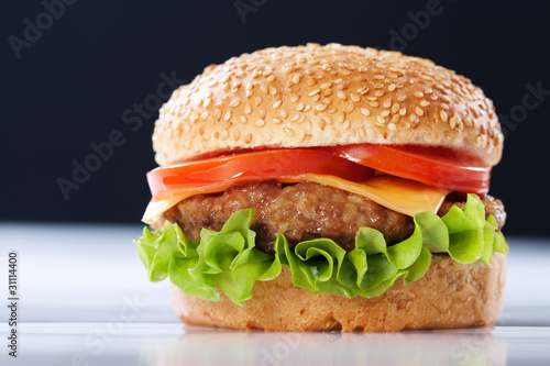 Photo: Cheeseburger with tomatoes and lettuce Cheeseburger with tomatoes and lettuce