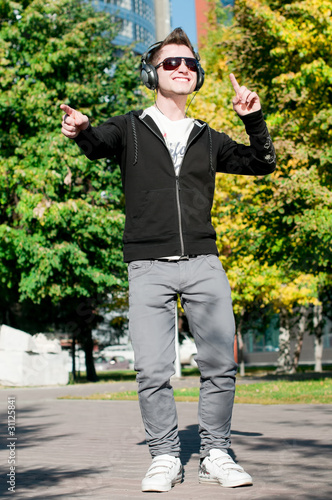 Foto: Casual man dancing in city park Casual man dancing in city park