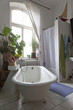 Badezimmer mit freistehender Badewanne