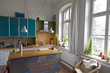 moderne Küche in einem Einfamilienhaus mit viel Tageslicht