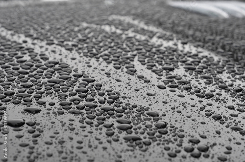 Photo: perlende Wassertropfen Lack schwarz querformat perlende Wassertropfen Lack schwarz querformat