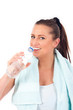 Foto: Junge Frau nach dem Sport trinkt Wasser Junge Frau nach dem Sport trinkt Wasser