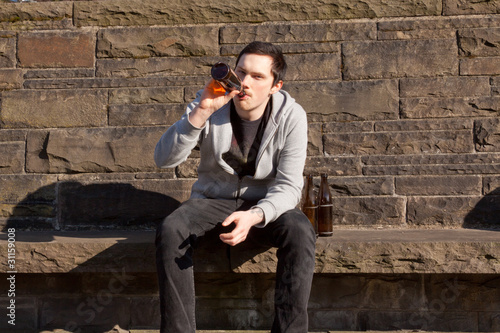 Photo: Junger Mann mit Alkohol und Nikotin Junger Mann mit Alkohol und Nikotin