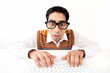 Mann am Computer mit Brille, lustig
