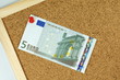 Pinwand mit Geldschein