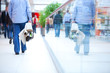 Foto: People in rush in a modern shopping mall. People in rush in a modern shopping mall.
