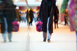 Foto: People in rush in a modern shopping mall. People in rush in a modern shopping mall.