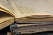 aufgeschlagenes antikes Buch aufgeschlagenes antikes Buch