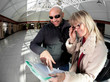 Foto: Tourists looking at a map in a train station Tourists looking at a map in a train station