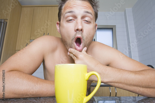 Photo: Hombre en Su Cocina Con cafe Hombre en Su Cocina Con cafe