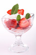 salade de fraises sur fond blanc salade de fraises sur fond blanc