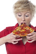 jeune femme et pizza au chorizo jeune femme et pizza au chorizo