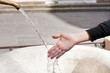 Mano sotto l'acqua Mano sotto l'acqua