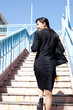 階段を上る女性