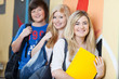 schüler auf dem weg zum unterricht