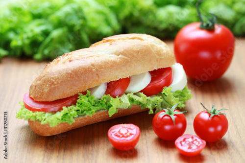 Foto: Baguette mit Tomate und Mozzarella Baguette mit Tomate und Mozzarella