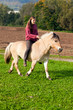 Frau mit Pony