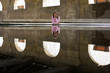 fillette visitant un vieux lavoir girondin