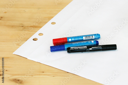Foto: Stifte auf Flipchartpapier Stifte auf Flipchartpapier