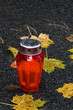 Grablicht zu Allerheiligen im Herbst mit Blättern
