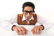 Junger Mann mit Brille am Computer